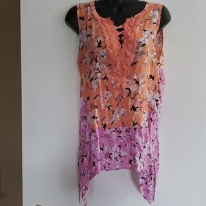 Sleeveless floral shirt with lace and criss cross